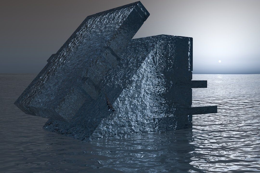 Dunkle geometrische Struktur ragt aus einem stillen Meer im Mondlicht