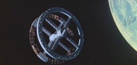 Ringförmige Raumstation schwebt vor einem großen Planeten im All